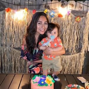 Meet your Posher, Yoli